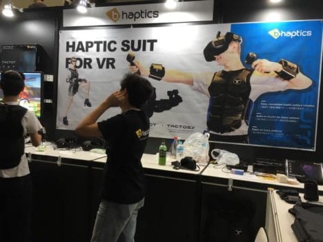 【TGS2019レポート】これがもともとの使い方　顔を撃たれた衝撃も体感できる触覚VRスーツ「bHaptics」